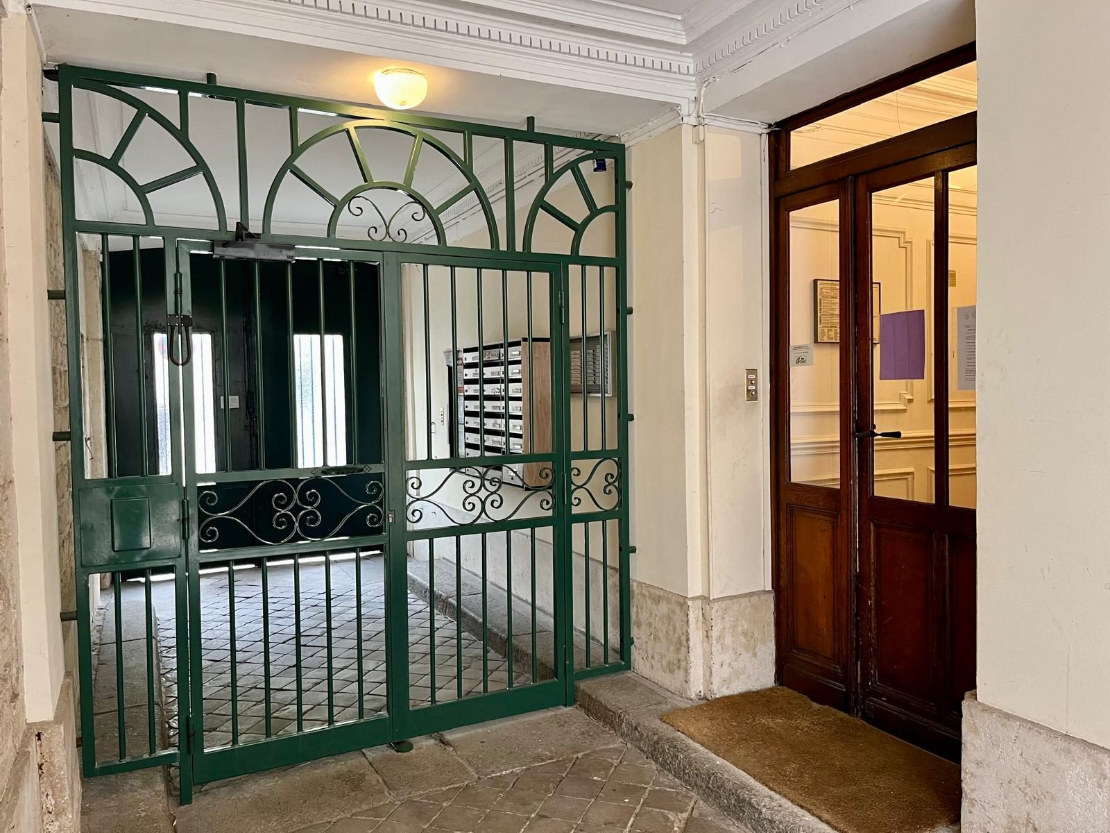 La grille verte de l'entrée